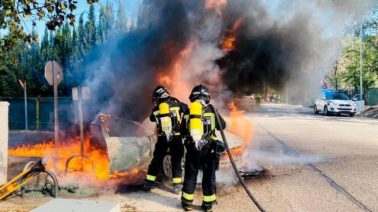 Incendio en una vivienda de Martos y arde un coche en la N-323 Incendio en una vivienda de Martos y arde un coche en la N-323