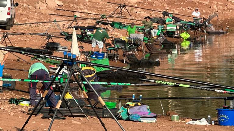 Banco de adversarios de pesca con caña en el Guadalén Banco de adversarios de pesca con caña en el Guadalén