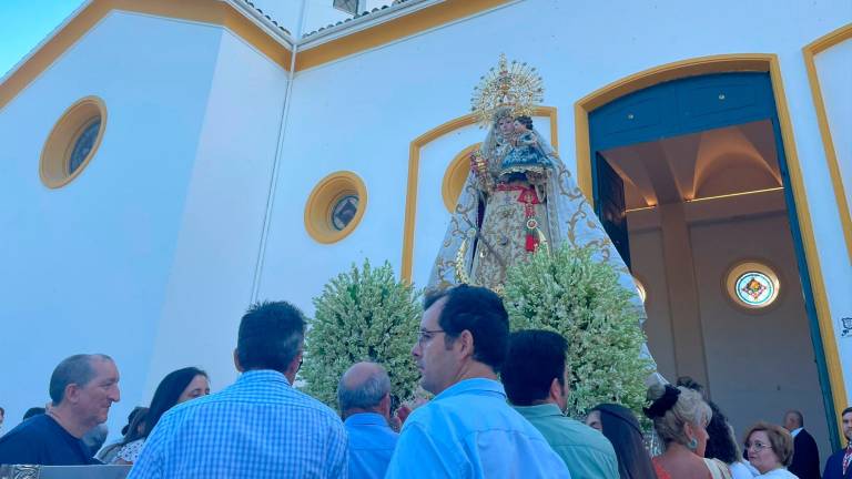 La Virgen de la Fuensanta brilla con los primeros rayos del sol en Alcaudete La Virgen de la Fuensanta brilla con los primeros rayos del sol en Alcaudete