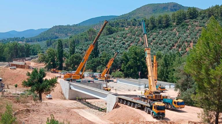 Primeras vigas del nuevo puente del Aguadero en la A-317 por Orcera Primeras vigas del nuevo puente del Aguadero en la A-317 por Orcera