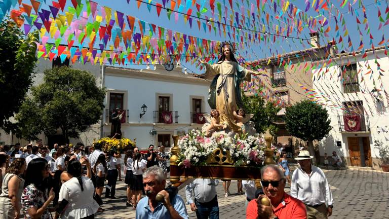 La Asunción y San Roque se lucen en las singulares calles de Hornos La Asunción y San Roque se lucen en las singulares calles de Hornos