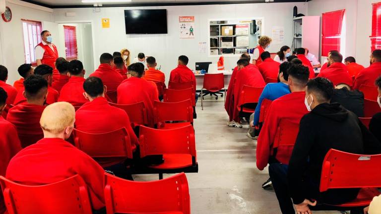 Cruz Roja atiende a 186 personas en Almería llegadas en pateras Cruz Roja atiende a 186 personas en Almería llegadas en pateras