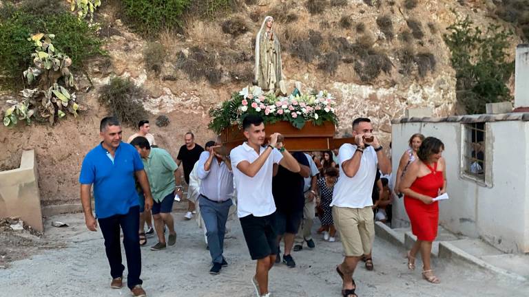 Entrañable encuentro de los vecinos de Ceal con su Virgen de Fátima Entrañable encuentro de los vecinos de Ceal con su Virgen de Fátima