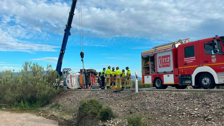 Muere un hombre en un accidente en Torreperogil tras volcar su camión Muere un hombre en un accidente en Torreperogil tras volcar su camión