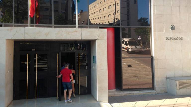 Desarticulado en Granada un centro ilegal de medicina estética con 15.000 seguidores en redes Desarticulado en Granada un centro ilegal de medicina estética con 15.000 seguidores en redes