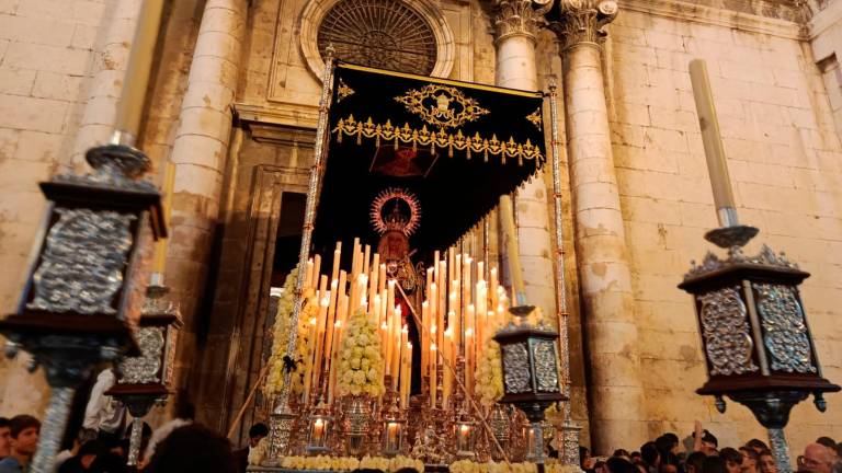 Jaén guarda silencio ante el paso de la Virgen de la Soledad Jaén guarda silencio ante el paso de la Virgen de la Soledad
