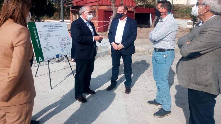La Consejería de Fomento interviene en la mejora de la parada de autobús de Santa Elena La Consejería de Fomento interviene en la mejora de la parada de autobús de Santa Elena