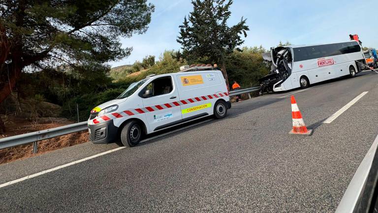 Recibe el alta en Urgencias el conductor del autobús que viajaba a Granada sin pasajeros Recibe el alta en Urgencias el conductor del autobús que viajaba a Granada sin pasajeros