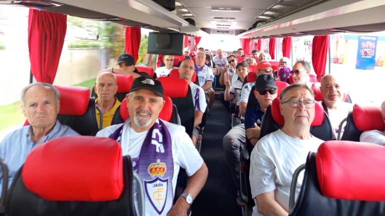 Medio millar de aficionados ponen rumbo a Huétor Tájar para alentar al Real Jaén Medio millar de aficionados ponen rumbo a Huétor Tájar para alentar al Real Jaén