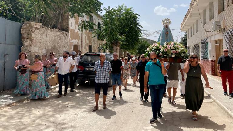 Emoción y cantos para acompañar a la Virgen de la Aurora en Estación de Huesa Emoción y cantos para acompañar a la Virgen de la Aurora en Estación de Huesa