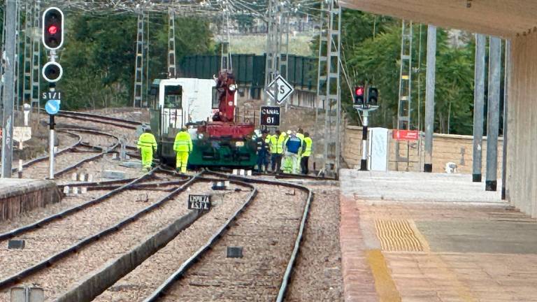 Un vehículo de mantenimiento descarrila en Jaén y paraliza el tráfico ferroviario Un vehículo de mantenimiento descarrila en Jaén y paraliza el tráfico ferroviario