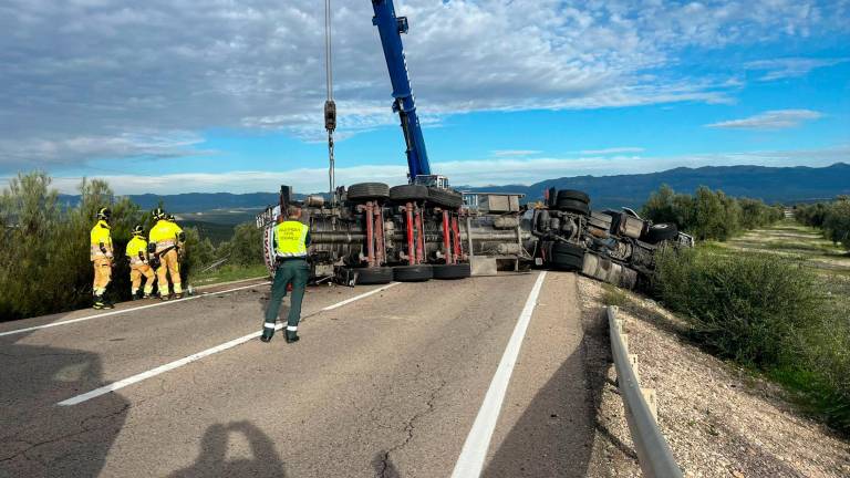 Muere un hombre en un accidente en Torreperogil tras volcar su camión Muere un hombre en un accidente en Torreperogil tras volcar su camión