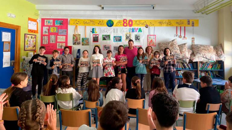  Alumnos de sexto de Primaria muestran el cuento junto con Francisco Jiménez y María Teresa Murcia. 