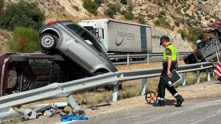 Accidente en la A-44 por el vuelco de un camión cargado de coches con un herido Accidente en la A-44 por el vuelco de un camión cargado de coches con un herido
