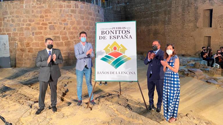 Baños de la Encina luce su cartel que le proclama como uno de los pueblos más bonitos de España Baños de la Encina luce su cartel que le proclama como uno de los pueblos más bonitos de España