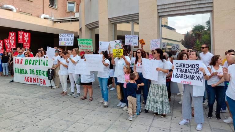 Concentración por la sanidad pública andaluza: “No hay personal suficiente y afecta a los pacientes” Concentración por la sanidad pública andaluza: “No hay personal suficiente y afecta a los pacientes”
