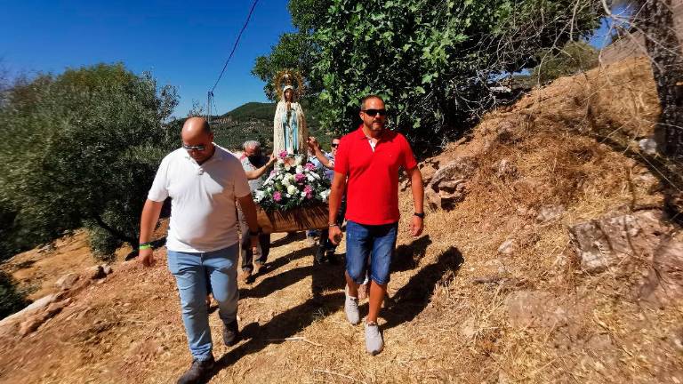 La Virgen de Fátima recorre la aldea de Fuente Carrasca con el orgullo de los presentes La Virgen de Fátima recorre la aldea de Fuente Carrasca con el orgullo de los presentes