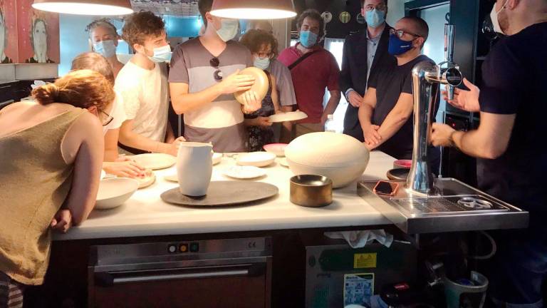 Artesanos del colectivo “Craft in Progress” y Pedro Sánchez, de Bagá, preparan una vajilla de diseño jiennense Artesanos del colectivo “Craft in Progress” y Pedro Sánchez, de Bagá, preparan una vajilla de diseño jiennense