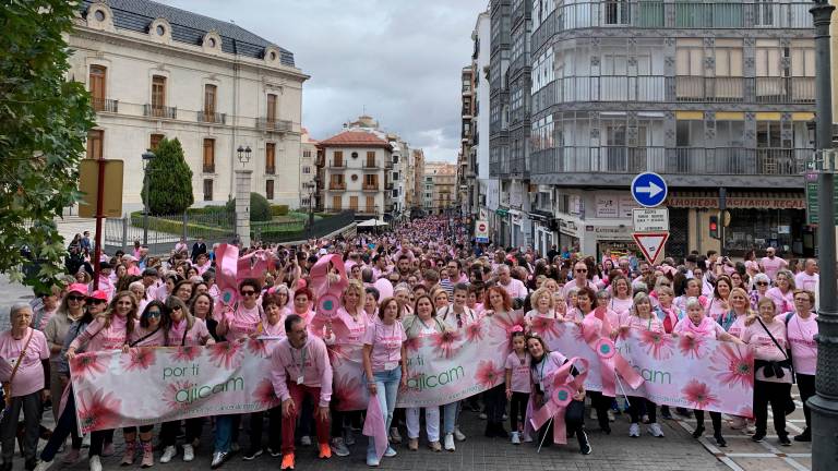 Así se tiñó Jaén de rosa para apoyar a las mujeres con cáncer de mama Así se tiñó Jaén de rosa para apoyar a las mujeres con cáncer de mama