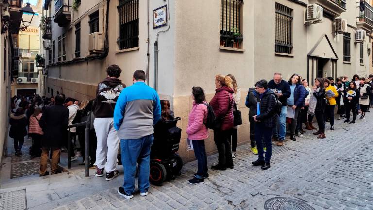 Menuda cola se ha formado en la calle Cambil de Jaén, ¿para qué? Menuda cola se ha formado en la calle Cambil de Jaén, ¿para qué?