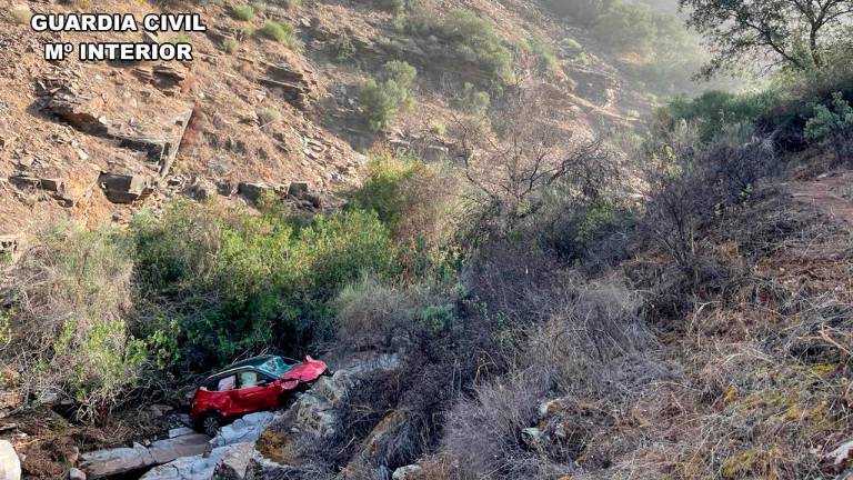 Helicóptero de la Guardia Civil al rescate del conductor despeñado en La Carolina Helicóptero de la Guardia Civil al rescate del conductor despeñado en La Carolina