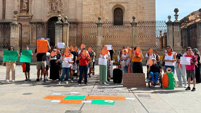 Decenas de trabajadores sociales protestan contra la precariedad laboral Decenas de trabajadores sociales protestan contra la precariedad laboral