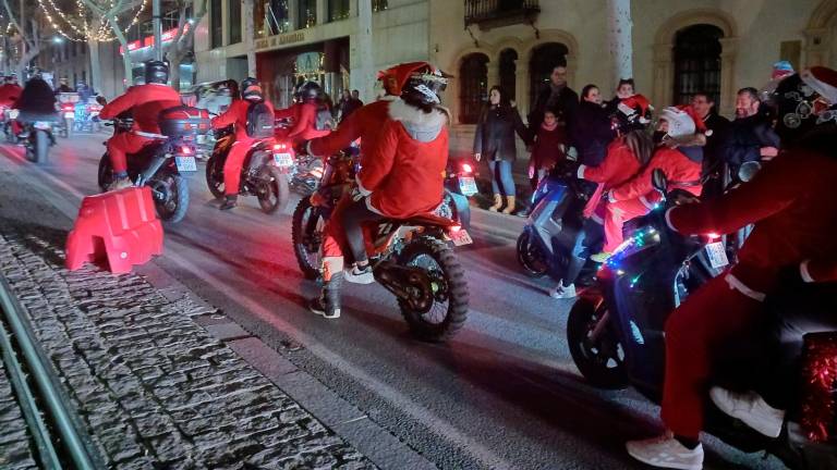 Papá Noel cambia en Jaén el trineo por las ruedas de una moto Papá Noel cambia en Jaén el trineo por las ruedas de una moto