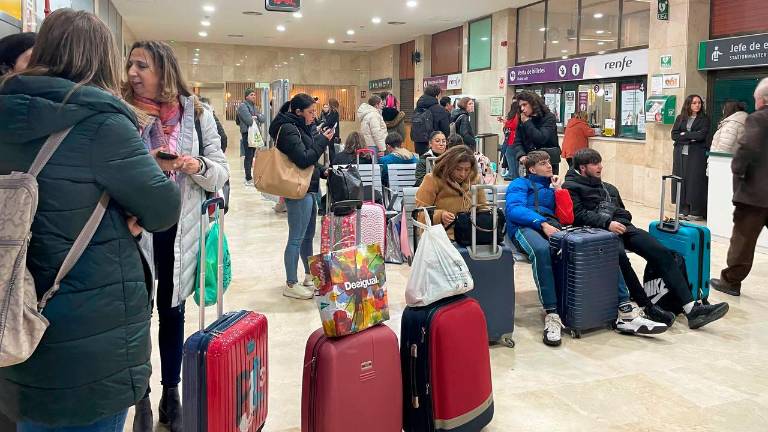 Caos e indignación entre los viajeros del tren Jaén-Madrid Caos e indignación entre los viajeros del tren Jaén-Madrid