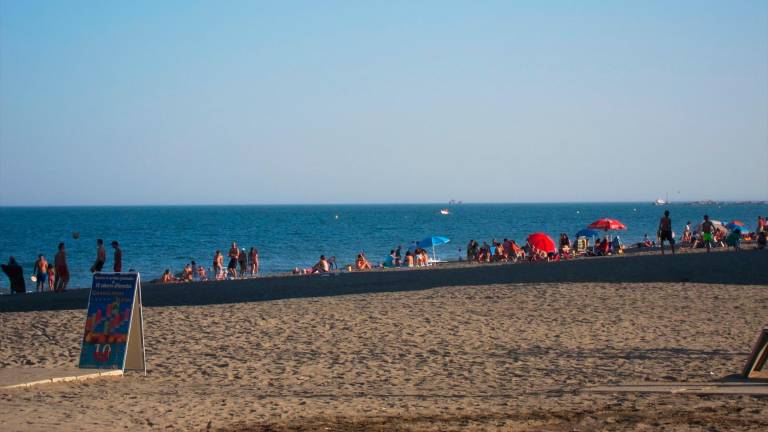 Localizan a 15 millas de la costa de Málaga la tabla de paddle surf de dos desaparecidos ayer en el mar Localizan a 15 millas de la costa de Málaga la tabla de paddle surf de dos desaparecidos ayer en el mar