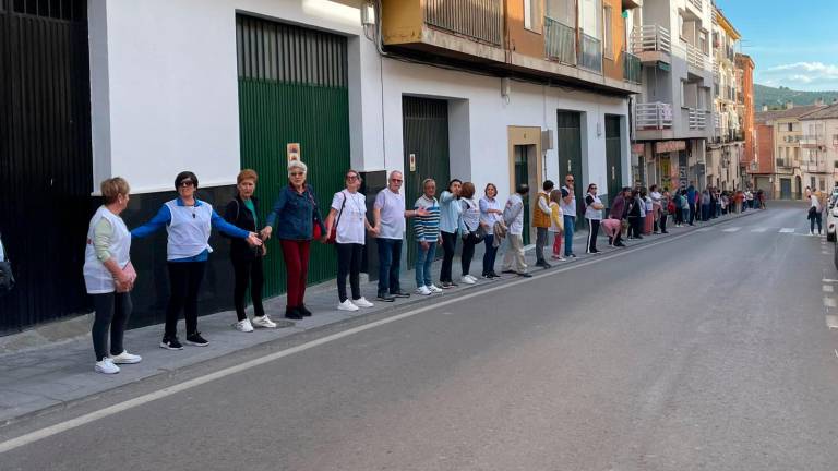 Una cadena humana protesta en Cazorla contra el traslado del centro de salud Una cadena humana protesta en Cazorla contra el traslado del centro de salud