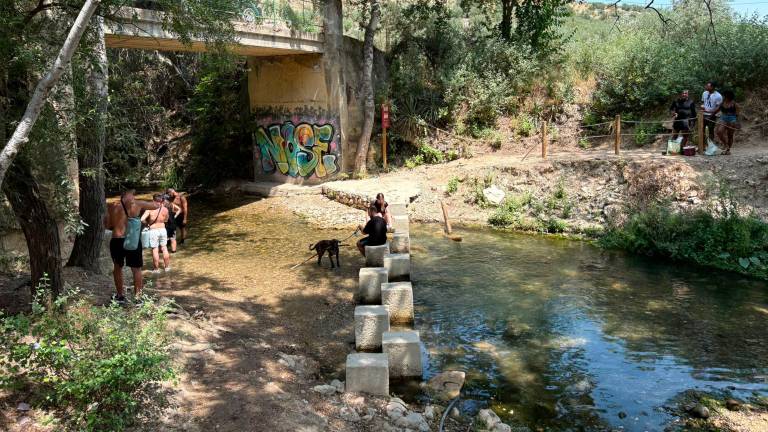 Los Cañones reciben a decenas de bañistas en busca de alivio frente al calor extremo Los Cañones reciben a decenas de bañistas en busca de alivio frente al calor extremo