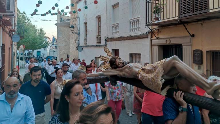 Los lupionenses abren paso al patrón en un atardecer mágico Los lupionenses abren paso al patrón en un atardecer mágico