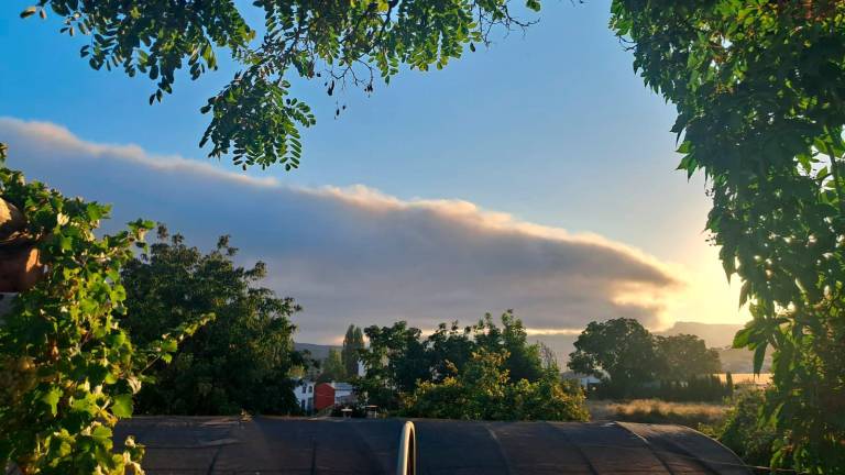 Amanecer en la Sierra de Segura con el presagio de una nube negra Amanecer en la Sierra de Segura con el presagio de una nube negra