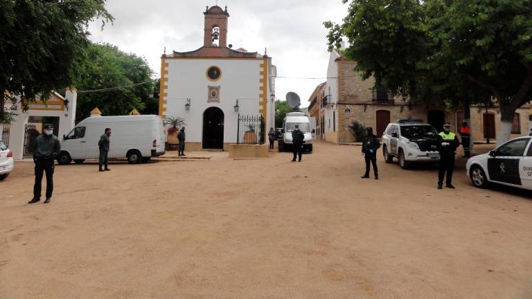 La fe a la Virgen de Alharillase refuerza pese a la desolación