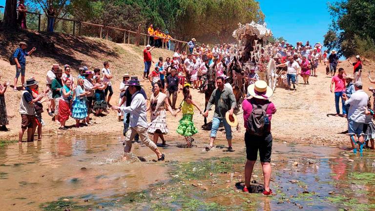 Así vadean el Quema los rocieros jiennenses Así vadean el Quema los rocieros jiennenses