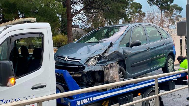 Dos coches chocan tras embestir uno a otro en Jaén Dos coches chocan tras embestir uno a otro en Jaén