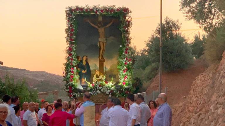 El Santísimo Cristo del Perdón reluce en una tarde mágica en Hinojares El Santísimo Cristo del Perdón reluce en una tarde mágica en Hinojares
