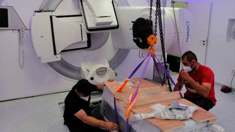 Finaliza la instalación del acelerador lineal del Hospital Universitario