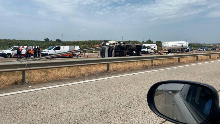 Grandes retenciones en la A-4, pese a su reapetura al tráfico, tras el vuelco de un camión en Guarromán Grandes retenciones en la A-4, pese a su reapetura al tráfico, tras el vuelco de un camión en Guarromán