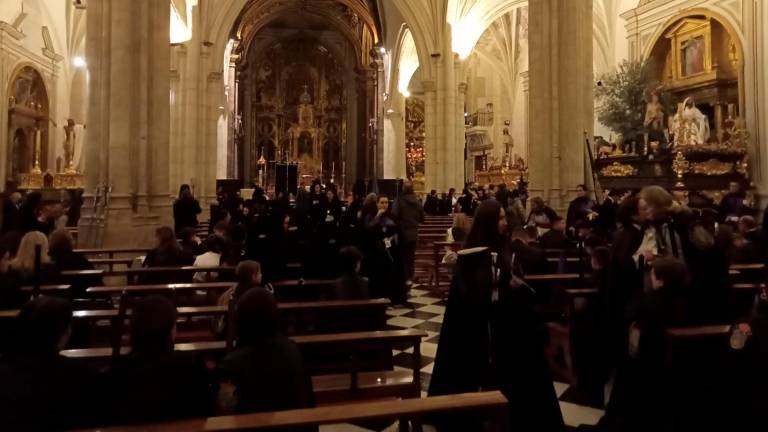 Hermanos de la Vera Cruz, en el interior de la Basílica de San Ildefonso. / Vera Cruz Jaén.