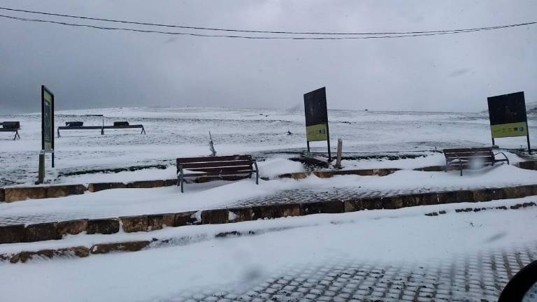 Sigue nevando desde anoche en Santiago-Pontones Sigue nevando desde anoche en Santiago-Pontones