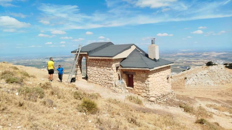 Renace el refugio de La Mella bajo un nuevo tejado Renace el refugio de La Mella bajo un nuevo tejado