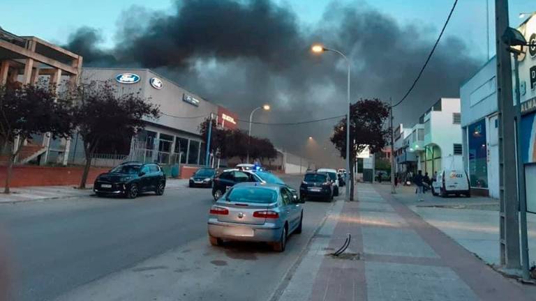 Incendio en un concesionario de coches de Úbeda con desalojos y graves daños materiales