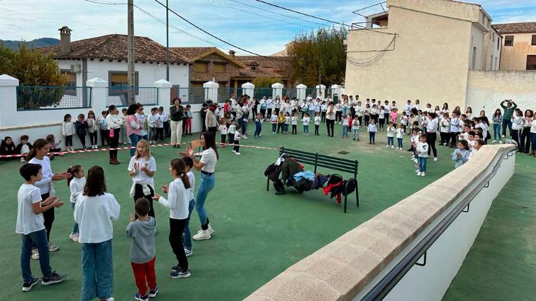 Entusiasmo en el colegio Santa Teresa de Jesús de Siles con el cante y el baile Entusiasmo en el colegio Santa Teresa de Jesús de Siles con el cante y el baile