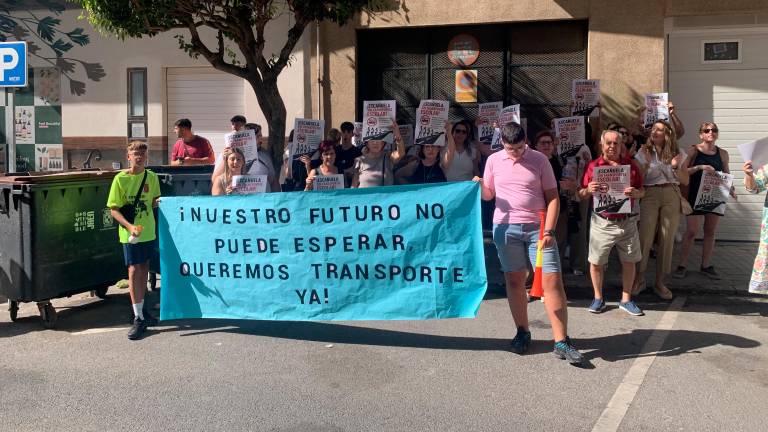 Los estudiantes se movilizan por la falta de transporte escolar Los estudiantes se movilizan por la falta de transporte escolar
