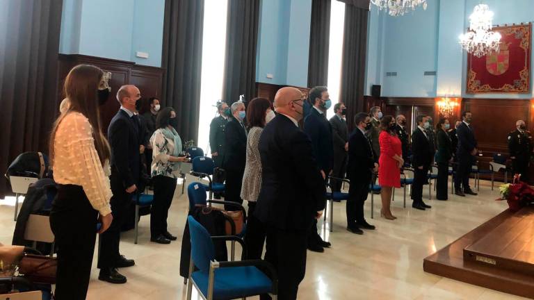 Con la primera línea de contención Con la primera línea de contención
