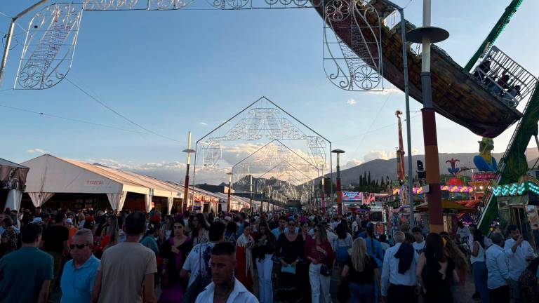 San Lucas vive la noche del gran sábado festivo: “no cabe un alfiler” San Lucas vive la noche del gran sábado festivo: “no cabe un alfiler”