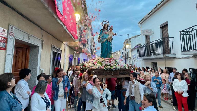 La Virgen de la Cruz vuelve a congregar a todo Cazalilla La Virgen de la Cruz vuelve a congregar a todo Cazalilla