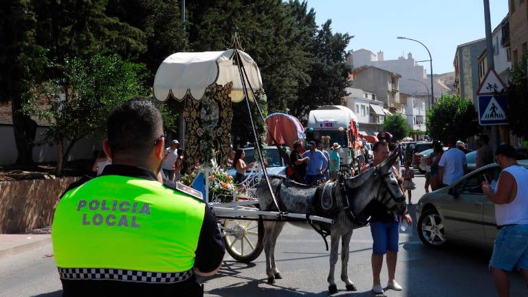 Las carrozas llenan de colorido la romería de La Ribera Las carrozas llenan de colorido la romería de La Ribera