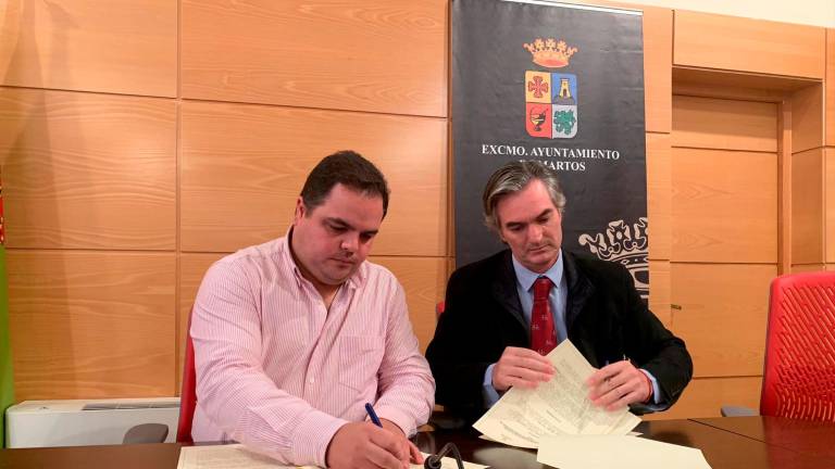 Firma del convenio para la publicación de “Aldaba”